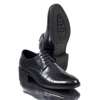 Beyaz arka plan üzerinde izole klasik deri erkek ayakkabı