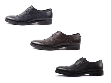 Beyaz bir arka plan üzerinde izole klasik erkek siyah deri ayakkabı