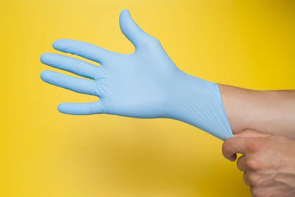 Médico Vestindo Luvas Azuis Protetoras Isoladas Fundo Amarelo — Fotografia de Stock