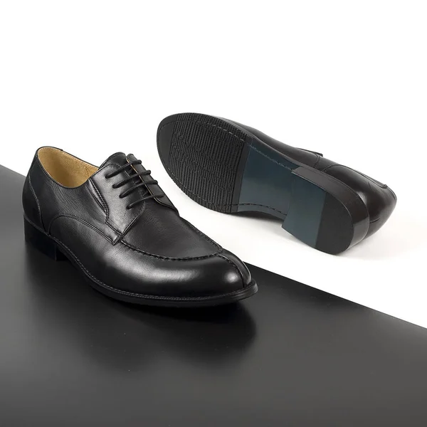 Beyaz ve siyah arka plan üzerinde izole erkek ayakkabı