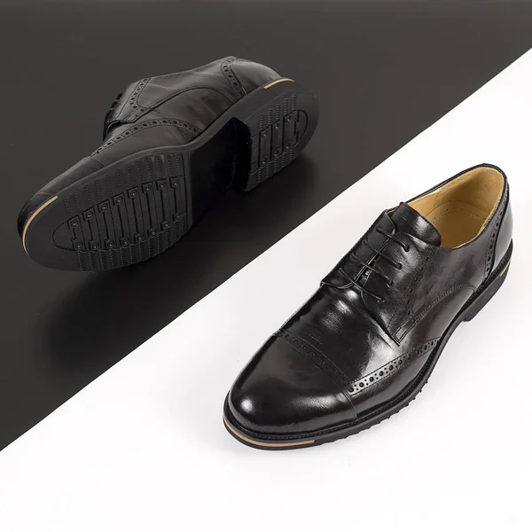 Beyaz arka plan üzerinde izole siyah erkek deri ayakkabı