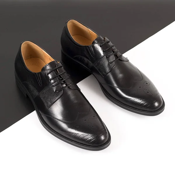 Beyaz arka plan üzerinde izole siyah erkek deri ayakkabı