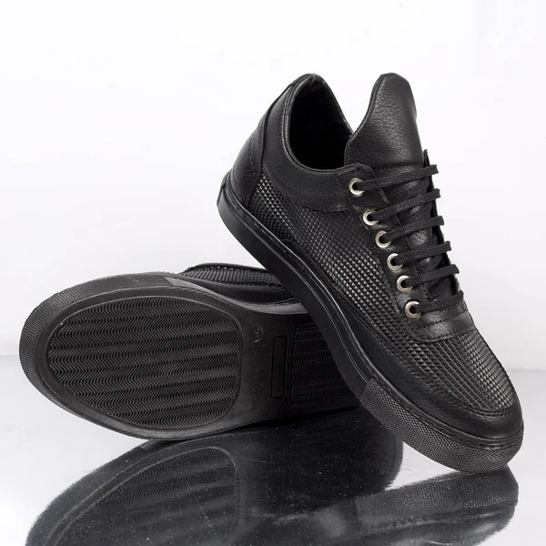 Siyah erkek spor ayakkabı, spor ayakkabı beyaz bir arka plan üzerinde izole.