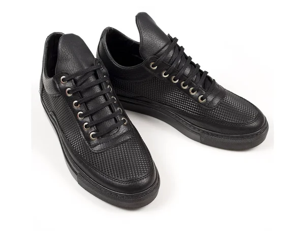 Siyah erkek spor ayakkabı, spor ayakkabı beyaz bir arka plan üzerinde izole.