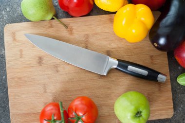 Sebze ve mutfak bıçağıyla dolu bir hayat.