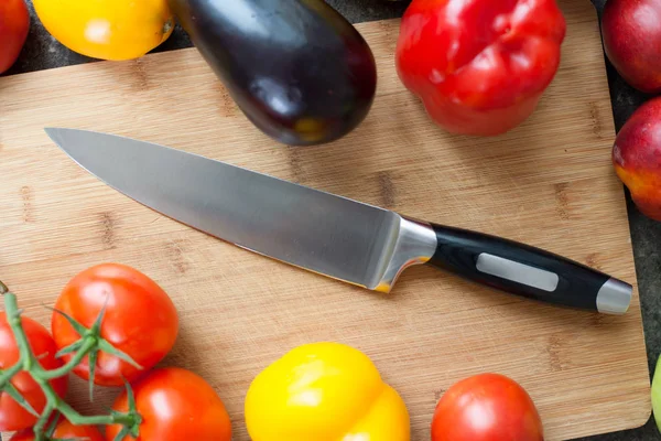 Sebze ve mutfak bıçağıyla dolu bir hayat.