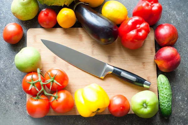 Sebze ve mutfak bıçağıyla dolu bir hayat.