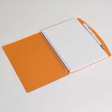 Bir ışık arka plan açık bir defter