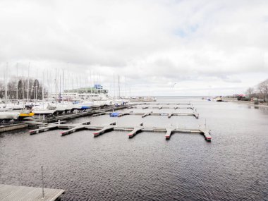                                Yelkenli harbor, birçok güzel Yelkenli Yatlar liman, modern su taşıma, yaz aylarında tatil, lüks yaşam tarzı ve zenginlik kavram içinde demirleyen