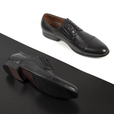 Bir çift erkek ayakkabısı beyazın üzerinde izole edilmiş.