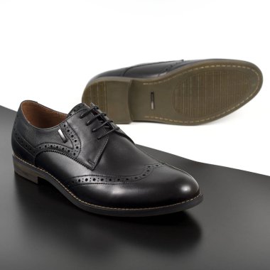 Beyaz arka planda siyah erkek Klasik Ayakkabı