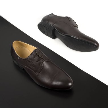 Klasik Çift gölge beyaz ve siyah zemin üzerine izole kahverengi erkek ayakkabı