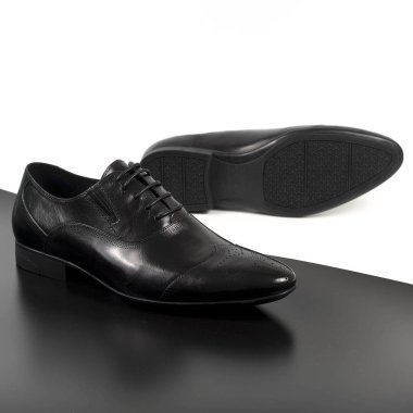 Bir çift erkek ayakkabısı beyazın üzerinde izole edilmiş.