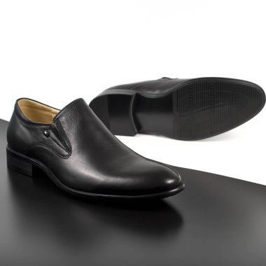 Bir çift erkek ayakkabısı beyazın üzerinde izole edilmiş.