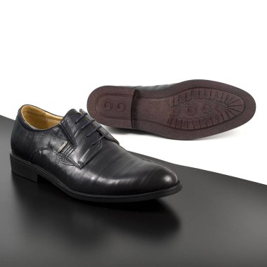 Bir çift erkek ayakkabısı beyazın üzerinde izole edilmiş.