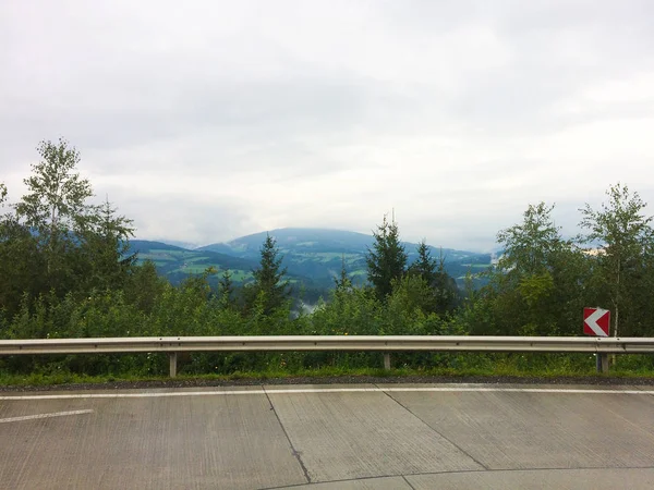 Bergweg Met Bewaker Spoor Teken Tegen Mooie Witte Wolken Blauwe — Stockfoto