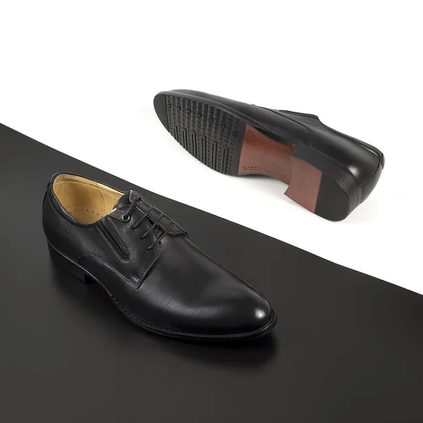 Zapatos Masculinos Concepto Moda Sobre Fondo Blanco Negro — Foto de Stock