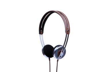 Beyaz arka plan üzerinde izole kablosu ile gümüş kulaklıklar.