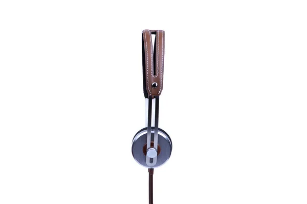 Headphone Perak Dengan Kabel Terisolasi Pada Latar Belakang Putih — Stok Foto