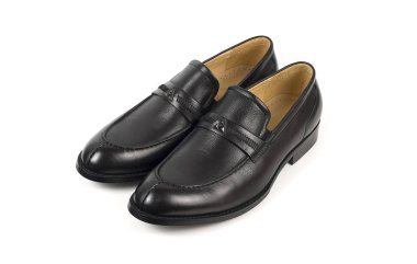 Beyaz bir arka plan üzerinde izole klasik erkek siyah deri ayakkabı