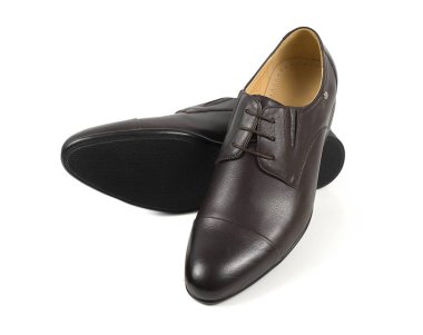 El işi deri ayakkabılar beyaz izole klasik kahverengi mans