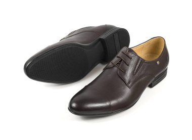 El işi deri ayakkabılar beyaz izole klasik kahverengi mans