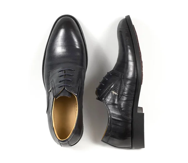 Bir beyaz, en iyi görünüm izole klasik erkek siyah deri ayakkabı