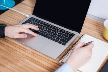 Tükenmez kalem çalışma dizüstü bilgisayar, çalışma online kavramı, e iş kavramı üzerinde tutan işadamı el.