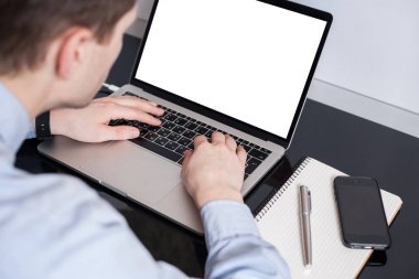 Bağımsız çalışma evinde. Boş dizüstü ekran mockup.