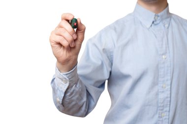 Genç işadamı marker ve cam ekran üzerinde metin ve grafik eklemek için yazar holding.