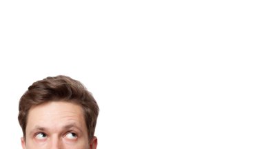 Yakışıklı bir genç adam boşaltmak ararken görüntüyü kırp. Beyaz arka plan