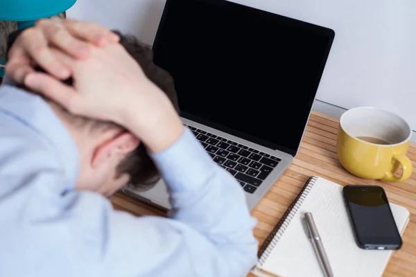 Empresário Sentado Uma Mesa Madeira Com Laptop Vista Por Trás — Fotografia de Stock