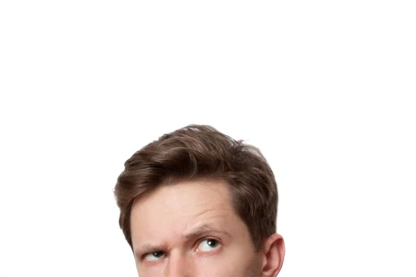 Düşünme genç adam. Beyaz arka plan