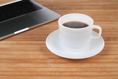 Ahşap masa, sıcak retro tarzı laptop ve kahve Kupası