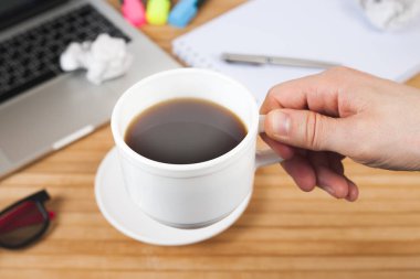 fincan kahve iş tablo arka planda tutan el