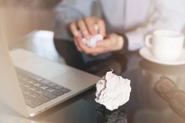 Kağıt üzerinde onun workplac görevlisinideponun iş adamı