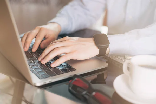 Imagen Recortada Joven Que Trabaja Computadora Portátil Manos Ocupadas Usando — Foto de Stock