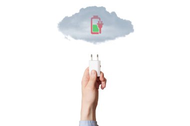 bir adamın elinde cep telefonu şarj aleti. Beyaz bir arka plan üzerinde.