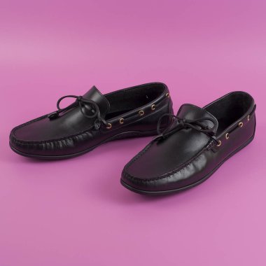 Erkekler siyah mokasen, pembe arka plan izole loafer'lar. Yan