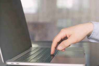 Bir tek parmak ile bulanık laptop klavye düğmesine basarak