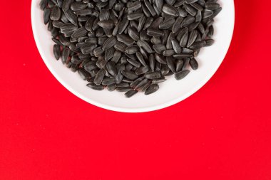 Kırmızı bir adam siyah Ayçiçeği tohumları