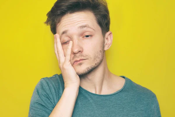 Hombre somnoliento con el pelo largo desaliñado y sin peinar con barba — Foto de Stock