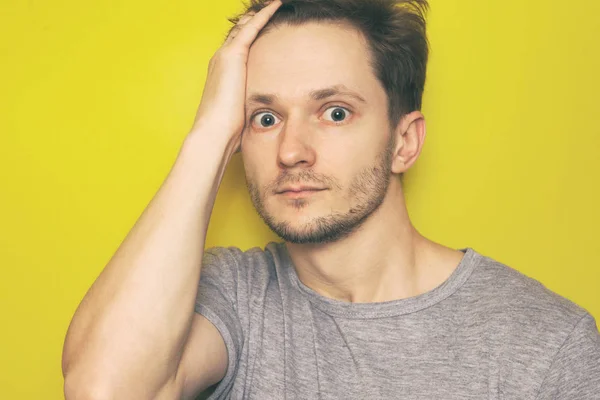 Un hombre sorprendido mirando la cámara. Emociones humanas, expresión facial — Foto de Stock