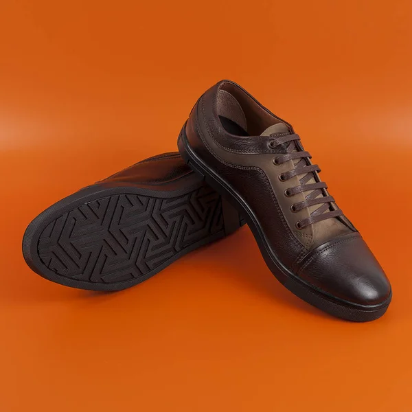Brown Sneakers skor på Orange bakgrund — Stockfoto
