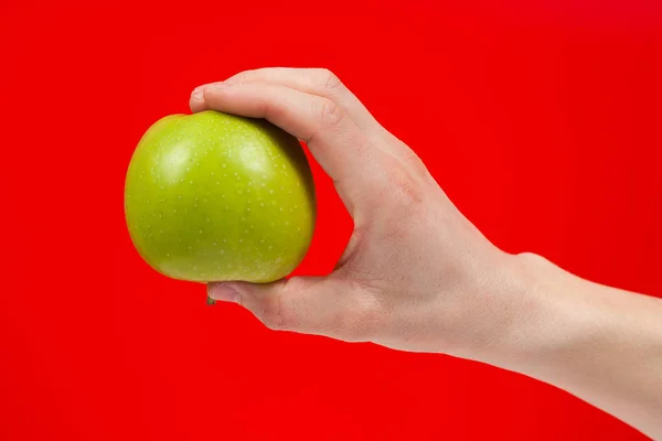 손으로 들고 맛 있는 유기농 녹색 맛 있는 사과 레드에 고립 — 스톡 사진