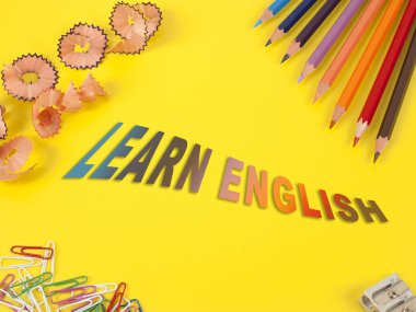 bazı renkli kalemler farklı renkler ve kalemtıraş 