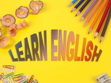 bazı renkli kalemler farklı renkler ve kalemtıraş 