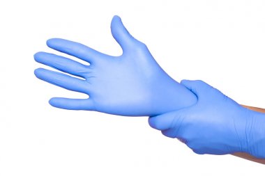 Beyaz arka plan üzerinde izole mavi lateks eldiven giyen eller