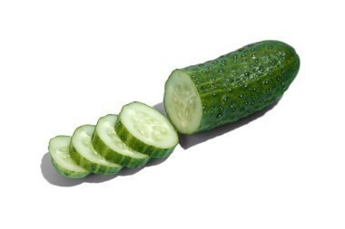 Beyaz arka planda olgun yeşil salatalık. Sağlıklı beslenme ve diyet