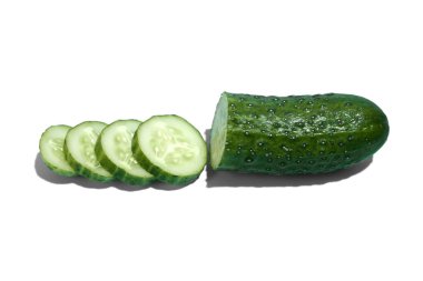 Beyaz arka planda olgun yeşil salatalık. Sağlıklı beslenme ve diyet